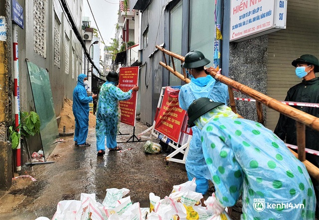 Ảnh: Bộ đội mặc đồ bảo hộ, dầm mưa vào vùng đỏ giúp dân gia cố nhà chống bão số 5 - Ảnh 2.