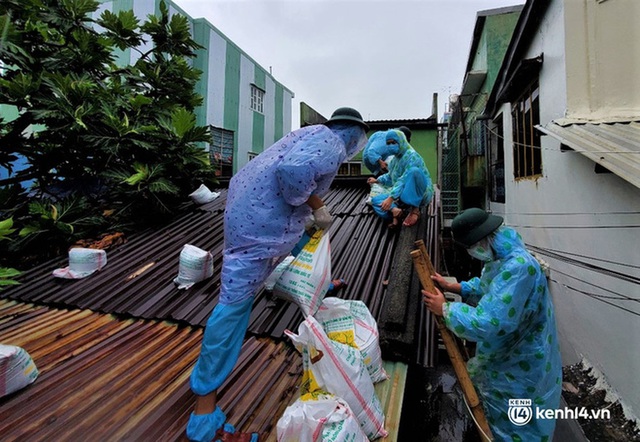 Ảnh: Bộ đội mặc đồ bảo hộ, dầm mưa vào vùng đỏ giúp dân gia cố nhà chống bão số 5 - Ảnh 12.