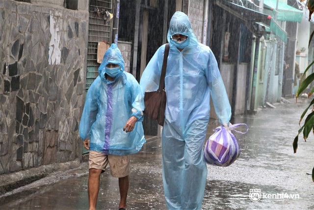 Ảnh: Bộ đội mặc đồ bảo hộ, dầm mưa vào vùng đỏ giúp dân gia cố nhà chống bão số 5 - Ảnh 14.