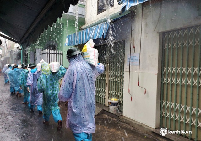 Ảnh: Bộ đội mặc đồ bảo hộ, dầm mưa vào vùng đỏ giúp dân gia cố nhà chống bão số 5 - Ảnh 16.