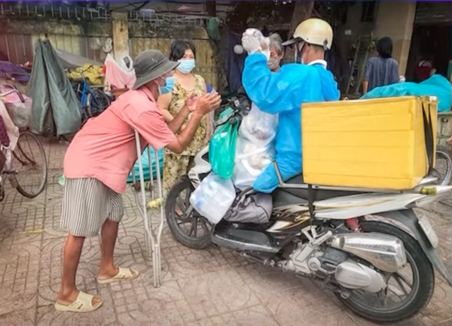 Võ sư 1 chân chạy xe máy 60km mỗi ngày, mang hàng trăm suất cơm tình nghĩa trao tặng bà con mùa dịch - Ảnh 3.
