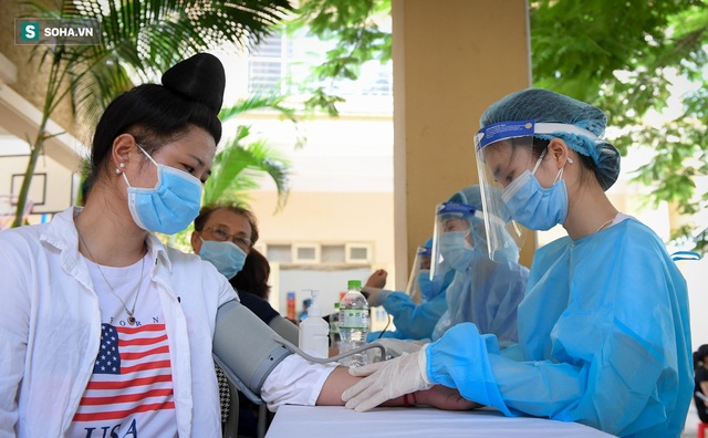 Phường ở Hà Nội tiêm vắc xin Covid-19 cho cả người không có giấy tờ tuỳ thân - Ảnh 4.