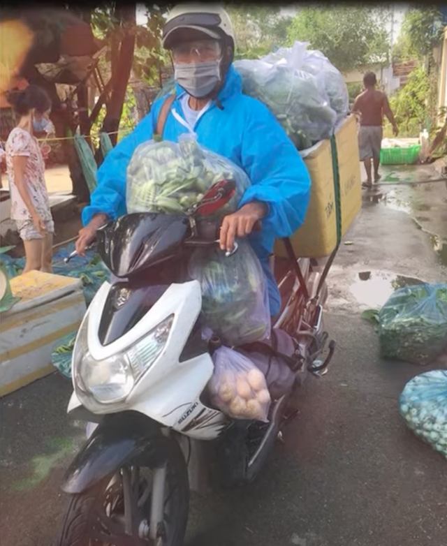 Võ sư 1 chân chạy xe máy 60km mỗi ngày, mang hàng trăm suất cơm tình nghĩa trao tặng bà con mùa dịch - Ảnh 6.