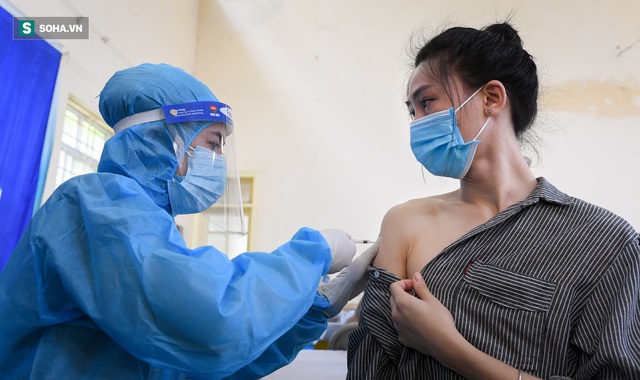 Phường ở Hà Nội tiêm vắc xin Covid-19 cho cả người không có giấy tờ tuỳ thân - Ảnh 7.