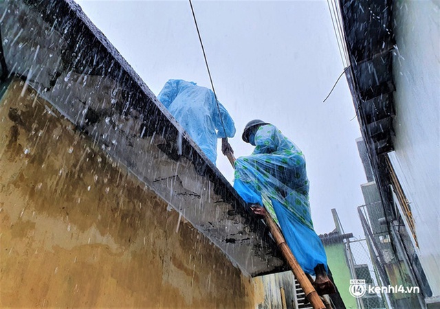 Ảnh: Bộ đội mặc đồ bảo hộ, dầm mưa vào vùng đỏ giúp dân gia cố nhà chống bão số 5 - Ảnh 7.