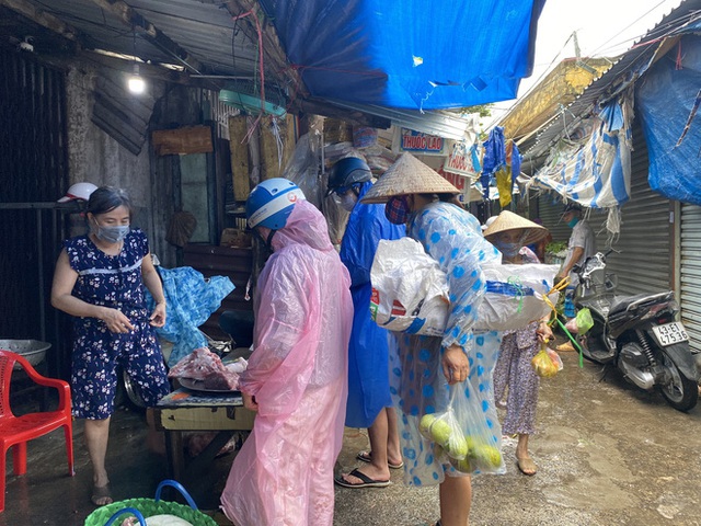  Xót xa cảnh người Đà Nẵng chạy ngược chạy xuôi mua đồ về chống bão giữa tâm dịch  - Ảnh 8.