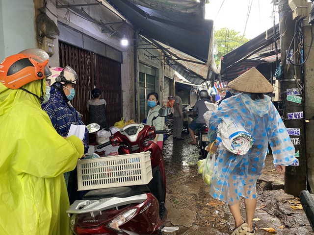  Xót xa cảnh người Đà Nẵng chạy ngược chạy xuôi mua đồ về chống bão giữa tâm dịch  - Ảnh 9.