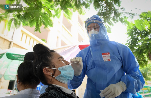 Phường ở Hà Nội tiêm vắc xin Covid-19 cho cả người không có giấy tờ tuỳ thân - Ảnh 10.