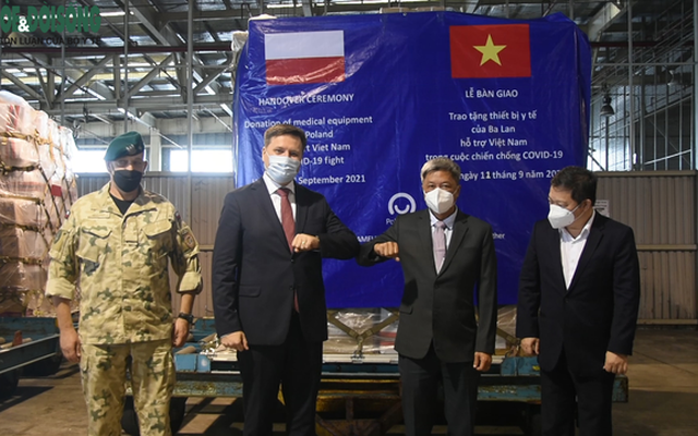 Thứ trưởng Bộ Y tế Nguyễn Trường Sơn tiếp nhận quà tặng của Ba Lan hỗ trợ Việt Nam chống dịch. Ảnh: SK&ĐS