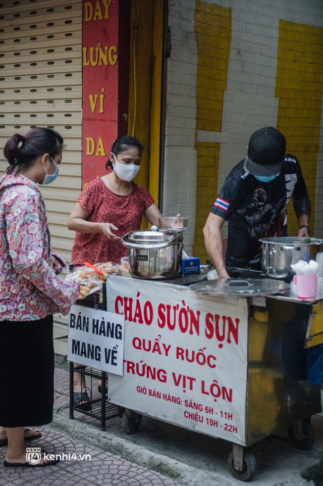 Xếp hàng dài mua đồ ăn ở Long Biên (Hà Nội): Khách mang cả cái nồi to, chủ quán làm 500 tô/ngày vẫn không đủ bán - Ảnh 11.