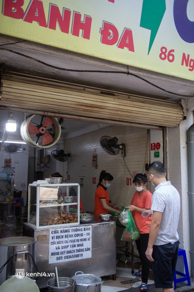 Xếp hàng dài mua đồ ăn ở Long Biên (Hà Nội): Khách mang cả cái nồi to, chủ quán làm 500 tô/ngày vẫn không đủ bán - Ảnh 13.