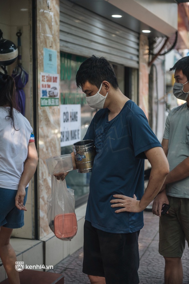 Xếp hàng dài mua đồ ăn ở Long Biên (Hà Nội): Khách mang cả cái nồi to, chủ quán làm 500 tô/ngày vẫn không đủ bán - Ảnh 14.