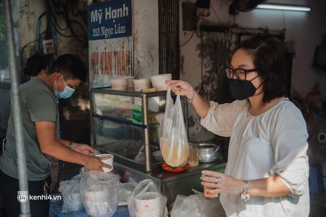 Xếp hàng dài mua đồ ăn ở Long Biên (Hà Nội): Khách mang cả cái nồi to, chủ quán làm 500 tô/ngày vẫn không đủ bán - Ảnh 17.