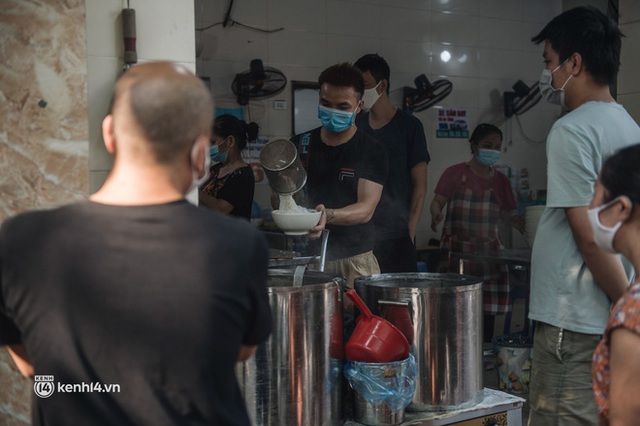 Xếp hàng dài mua đồ ăn ở Long Biên (Hà Nội): Khách mang cả cái nồi to, chủ quán làm 500 tô/ngày vẫn không đủ bán - Ảnh 4.