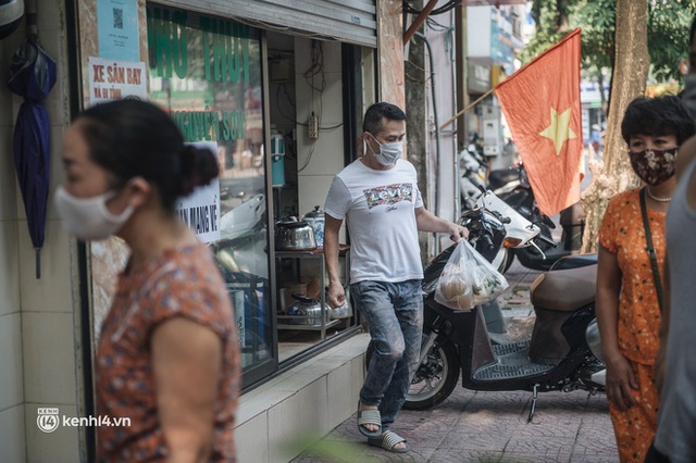 Xếp hàng dài mua đồ ăn ở Long Biên (Hà Nội): Khách mang cả cái nồi to, chủ quán làm 500 tô/ngày vẫn không đủ bán - Ảnh 5.