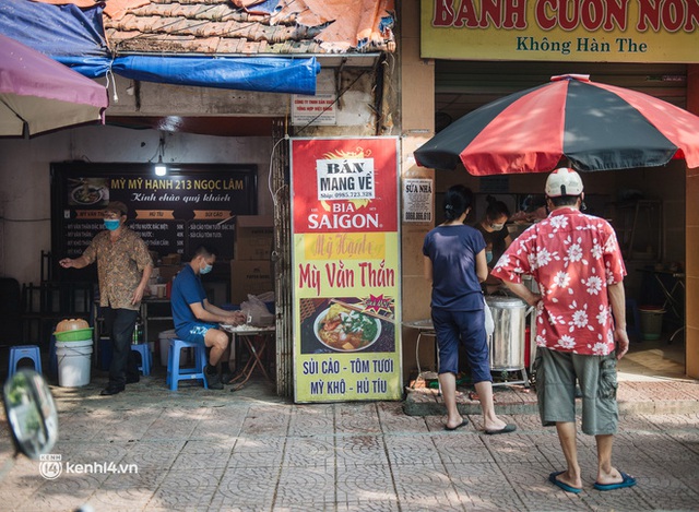 Xếp hàng dài mua đồ ăn ở Long Biên (Hà Nội): Khách mang cả cái nồi to, chủ quán làm 500 tô/ngày vẫn không đủ bán - Ảnh 6.