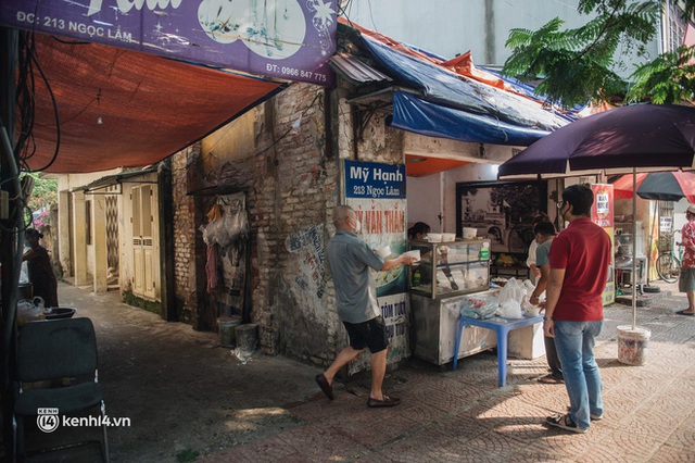 Xếp hàng dài mua đồ ăn ở Long Biên (Hà Nội): Khách mang cả cái nồi to, chủ quán làm 500 tô/ngày vẫn không đủ bán - Ảnh 7.