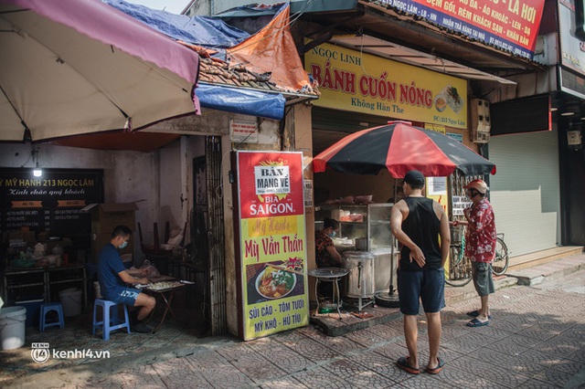 Xếp hàng dài mua đồ ăn ở Long Biên (Hà Nội): Khách mang cả cái nồi to, chủ quán làm 500 tô/ngày vẫn không đủ bán - Ảnh 8.