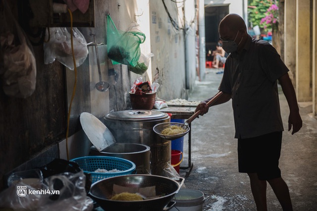 Xếp hàng dài mua đồ ăn ở Long Biên (Hà Nội): Khách mang cả cái nồi to, chủ quán làm 500 tô/ngày vẫn không đủ bán - Ảnh 9.
