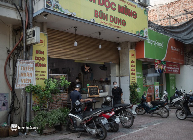 Xếp hàng dài mua đồ ăn ở Long Biên (Hà Nội): Khách mang cả cái nồi to, chủ quán làm 500 tô/ngày vẫn không đủ bán - Ảnh 10.