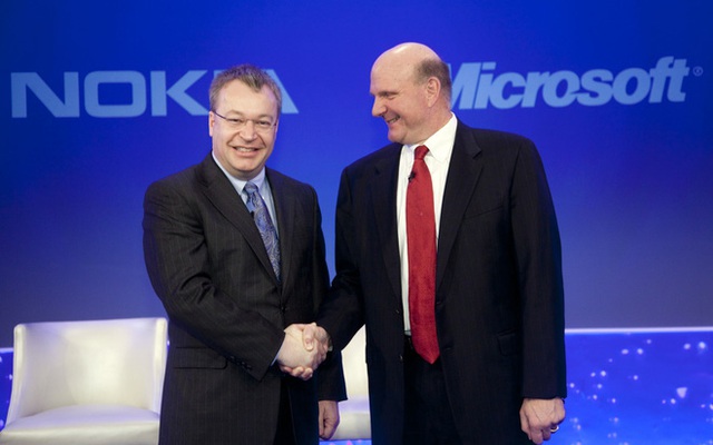 Stephen Elop (trái) và Steve Ballmer.