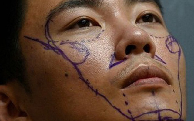 Lột trần khuôn mặt đẹp rạng ngời đúng chuẩn của nam giới Trung Quốc: Giật mình với sự thật đằng sau