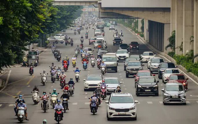  CLIP: Cảnh đường phố Hà Nội đông đúc trong ngày đầu tuần  - Ảnh 2.
