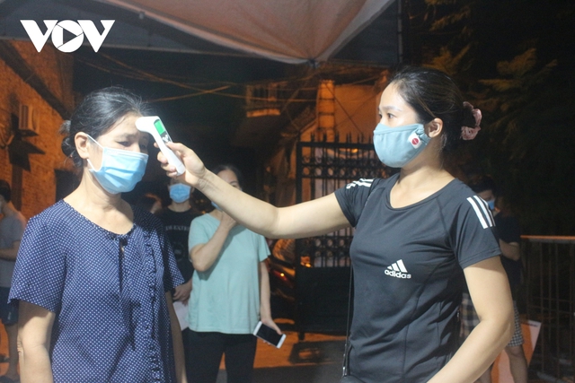 Người dân Hà Nội xếp hàng chờ tiêm vaccine trong đêm - Ảnh 11.