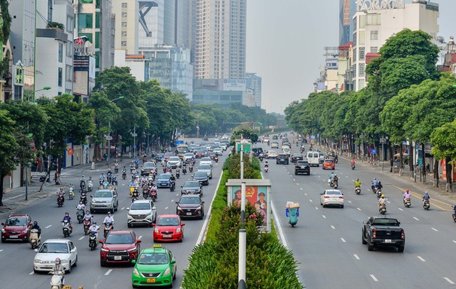  CLIP: Cảnh đường phố Hà Nội đông đúc trong ngày đầu tuần  - Ảnh 12.