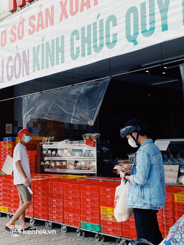 Sài Gòn cho hàng ăn uống mở bán đem về: Chị bán chè sướng run vì bán được 200 ly/ ngày, Như Lan hốt bạc nhờ bán bánh Trung thu - Ảnh 12.