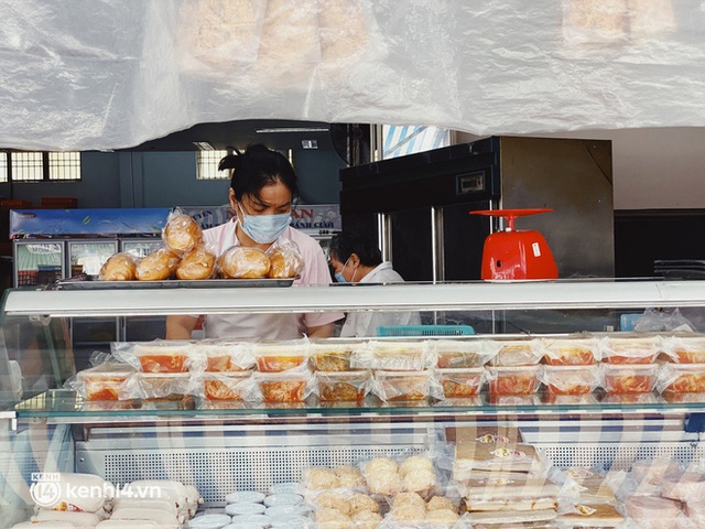 Sài Gòn cho hàng ăn uống mở bán đem về: Chị bán chè sướng run vì bán được 200 ly/ ngày, Như Lan hốt bạc nhờ bán bánh Trung thu - Ảnh 14.