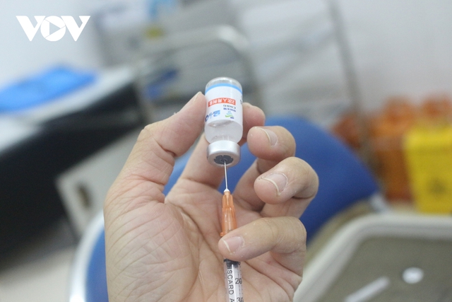 Người dân Hà Nội xếp hàng chờ tiêm vaccine trong đêm - Ảnh 15.