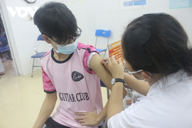 Người dân Hà Nội xếp hàng chờ tiêm vaccine trong đêm - Ảnh 4.