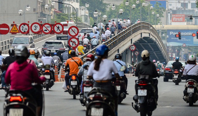  CLIP: Cảnh đường phố Hà Nội đông đúc trong ngày đầu tuần  - Ảnh 6.