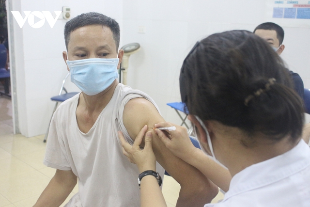 Người dân Hà Nội xếp hàng chờ tiêm vaccine trong đêm - Ảnh 7.