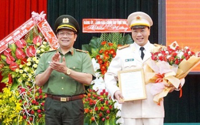 Thiếu tướng Lê Vinh Quy trao quyết định và chúc mừng đồng chí Lê Hữu Tuấn. ( Ảnh: Như Quỳnh - CA Đắk Lắk)