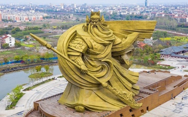 Một thành phố ở Trung Quốc chi 20 triệu USD chỉ để di dời tượng đài