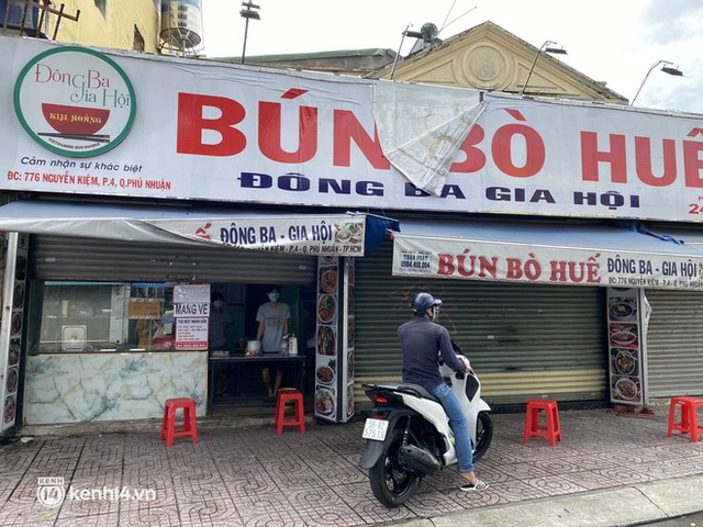 Nhiều quán ăn uống ở Sài Gòn cùng mở bán trở lại: Bún bò bán 300 tô/ngày, shipper xếp hàng mua trà sữa - Ảnh 1.