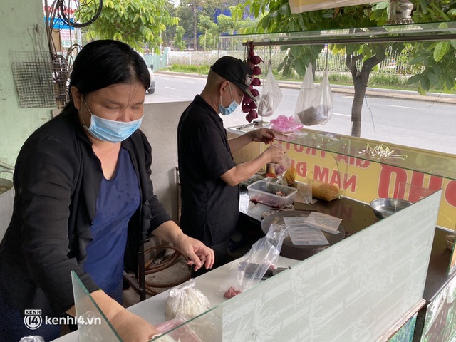 Nhiều quán ăn uống ở Sài Gòn cùng mở bán trở lại: Bún bò bán 300 tô/ngày, shipper xếp hàng mua trà sữa - Ảnh 6.