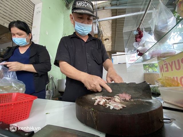 Nhiều quán ăn uống ở Sài Gòn cùng mở bán trở lại: Bún bò bán 300 tô/ngày, shipper xếp hàng mua trà sữa - Ảnh 8.