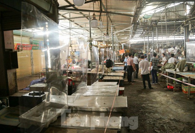  Chợ dân sinh ở Vinh khác lạ trước ngày mở cửa trở lại  - Ảnh 7.