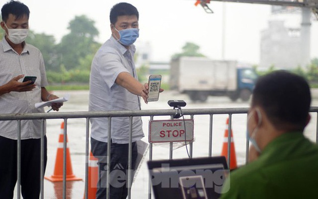 Bộ Công an bắt đầu quét mã QR Code cho xe cá nhân tại 23 chốt kiểm soát dịch ở Hà Nội