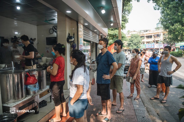 Nóng: Từ 12h ngày 16/9, một số quận, huyện ở Hà Nội được bán hàng ăn, uống mang về - Ảnh 1.