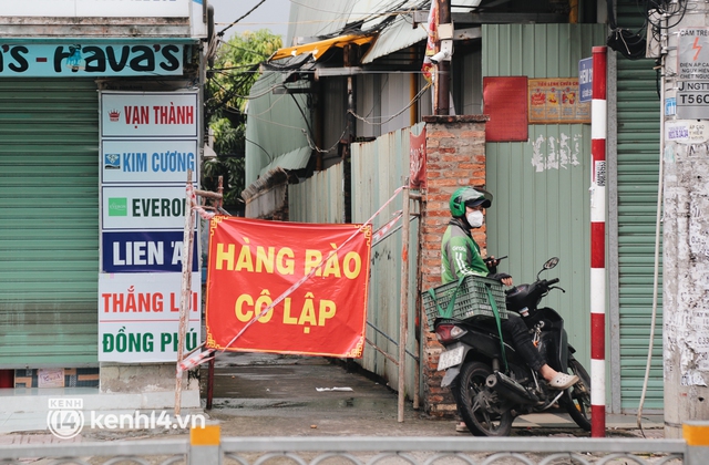 Toàn cảnh quận 7 trước ngày thí điểm mở cửa: Nhiều hàng quán ăn uống vẫn “im lìm” - Ảnh 12.