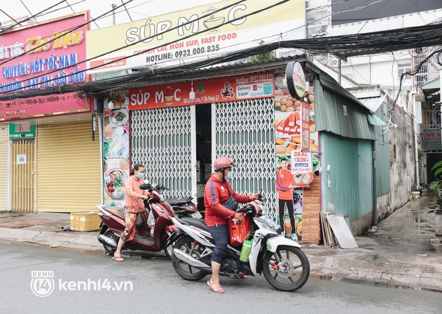 Toàn cảnh quận 7 trước ngày thí điểm mở cửa: Nhiều hàng quán ăn uống vẫn “im lìm” - Ảnh 13.