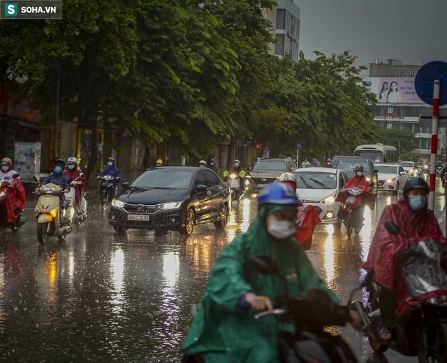 Hà Nội mưa lớn, 8h sáng nhưng trời vẫn tối sầm - Ảnh 6.