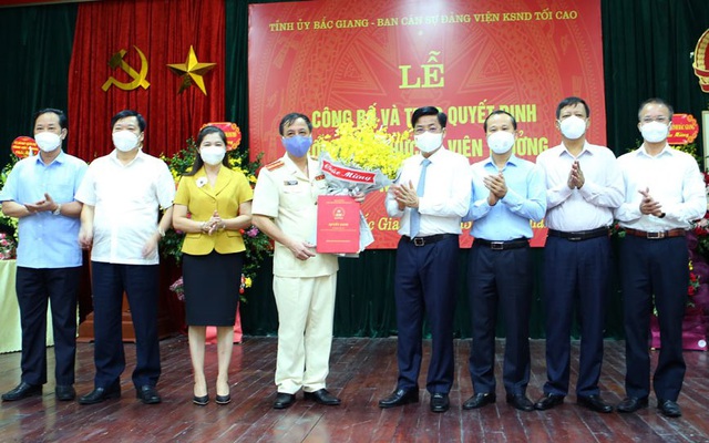 Bí thư Tỉnh ủy Bắc Giang Dương Văn Thái cùng các đồng chí lãnh đạo tỉnh, lãnh đạo Viện KSND tỉnh Bắc Giang chúc mừng đồng chí Nguyễn Xuân Hùng.