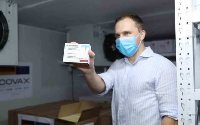 Cận cảnh hơn 850.000 liều vắc xin của Đức được chuyển về kho lạnh tại Hà Nội