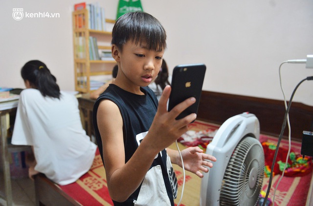 Quay cuồng cảnh học online trong gia đình 8 người con ở Hà Nội: Đứa mượn điện thoại, đứa đi học nhờ, đứa tranh thủ học ké khi anh chị được ra chơi - Ảnh 2.