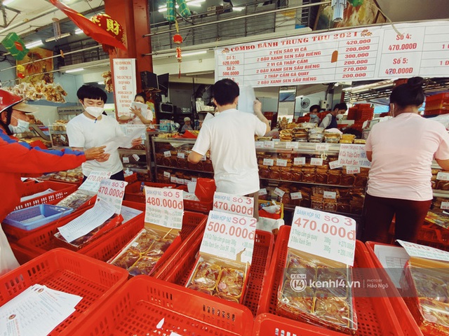 Bánh Trung thu Như Lan có 50 tuổi vẫn hot nhất Sài Gòn: Shipper đợi 2 tiếng chưa tới lượt, khách sộp mua hẳn 11 triệu tiền bánh! - Ảnh 5.